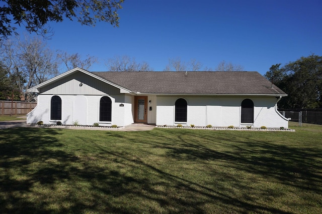 back of house featuring a lawn