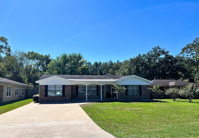 single story home featuring a front yard