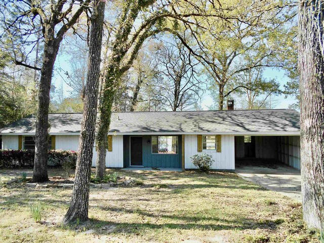 ranch-style house featuring a front lawn