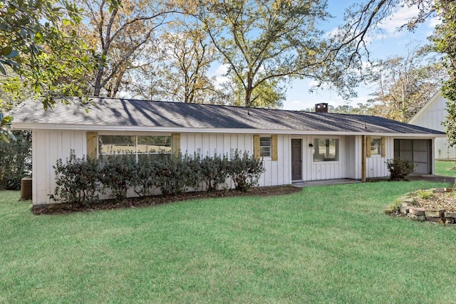 single story home with a front lawn