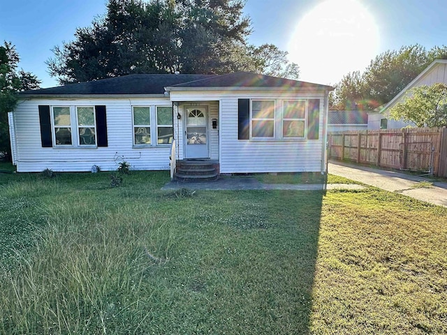 view of front of house featuring a front yard