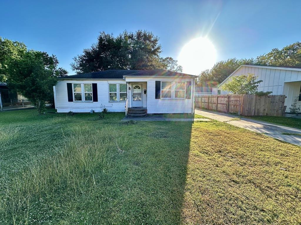 view of front of house featuring a front yard