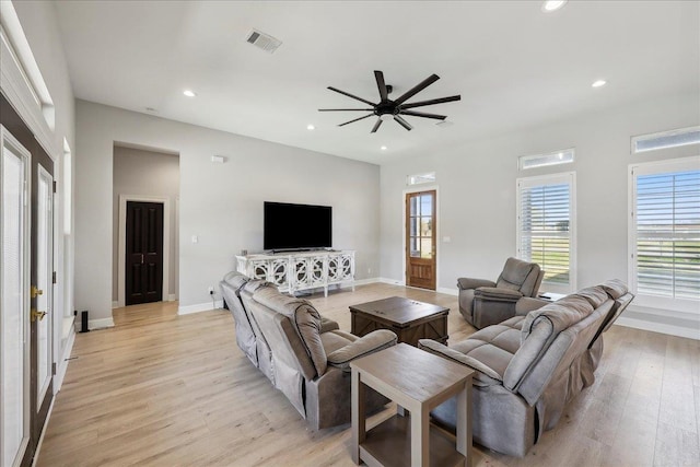 living room featuring light wood finished floors, baseboards, visible vents, ceiling fan, and recessed lighting