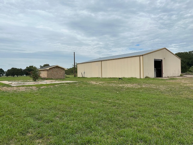 view of yard featuring an outbuilding