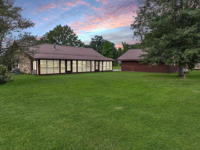 view of yard at dusk