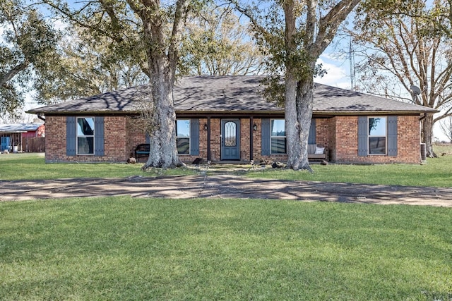 single story home with a front lawn