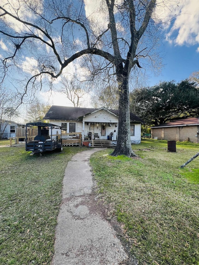 view of front of house featuring a porch and a front lawn