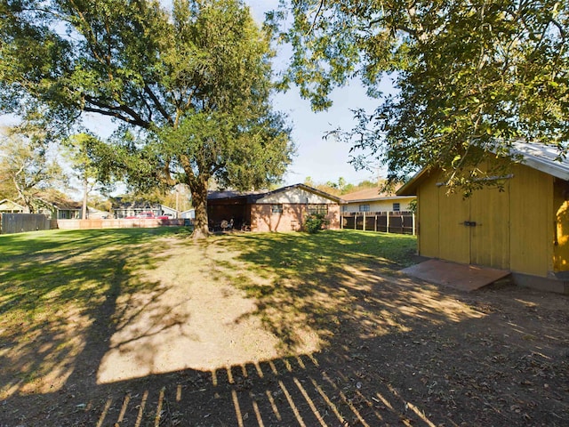 view of yard with a storage unit