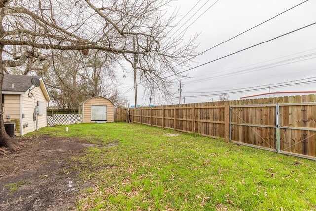 970 Charleston Cir, Bridge City, TX 77611 - fenced backyard with a shed