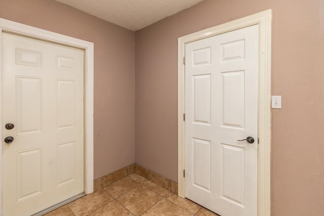 970 Charleston Cir, Bridge City, TX 77611 - laundry area with baseboards and light tile patterned floors