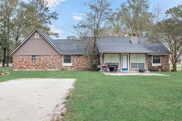 view of front of property with a front lawn