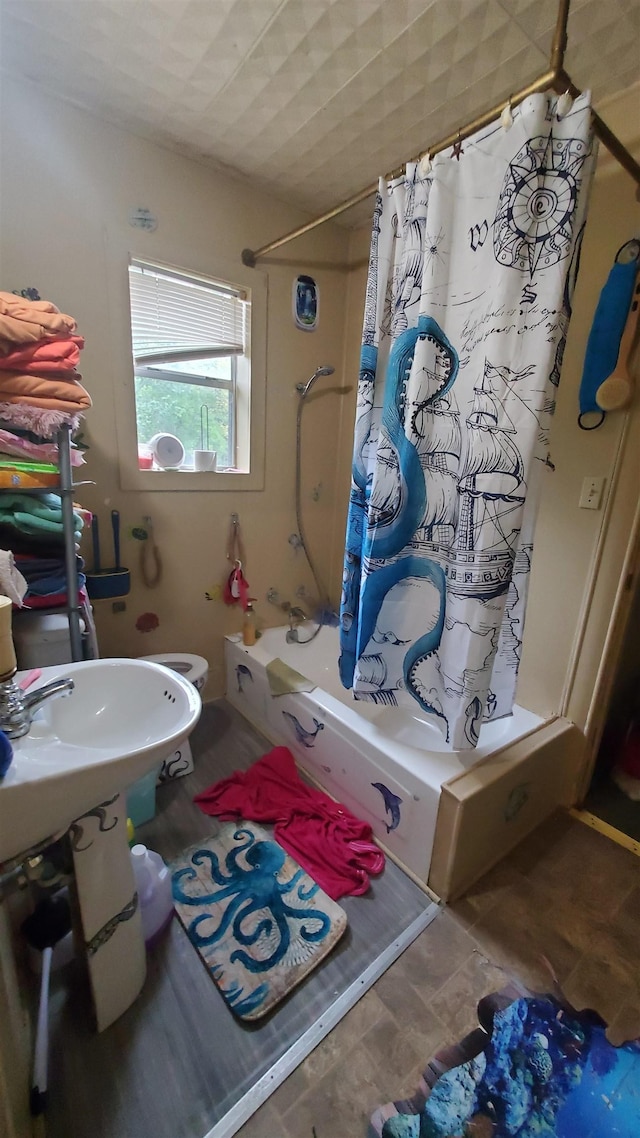 bathroom featuring shower / bath combo with shower curtain