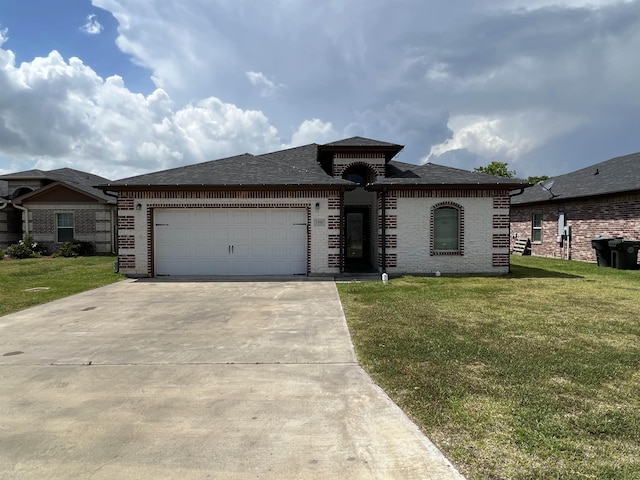 view of front of property featuring a front yard and a garage