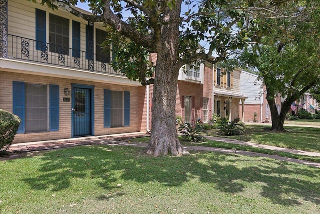 view of front facade with a front yard