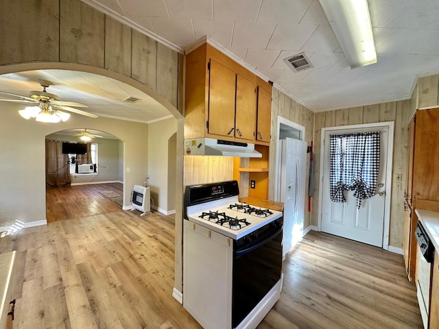 kitchen featuring ceiling fan, light hardwood / wood-style floors, white appliances, and crown molding