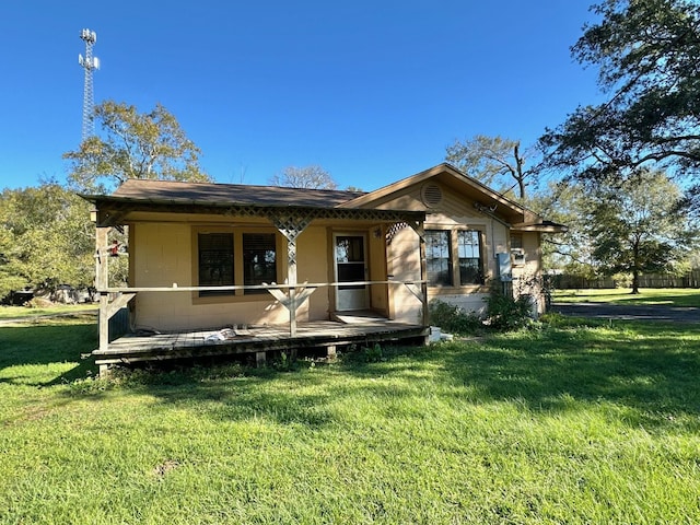 view of front of home with covered porch and a front lawn