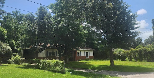 1340 E Dr, Beaumont, TX 77706 - view of front facade featuring a front lawn