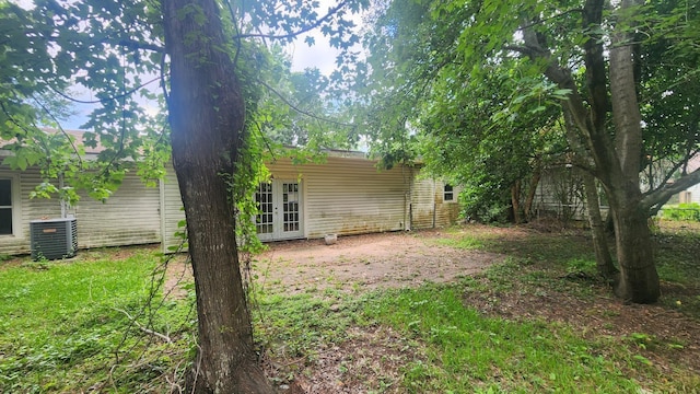 1340 E Dr, Beaumont, TX 77706 - view of yard with french doors