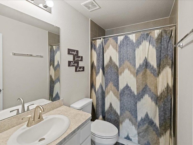 full bathroom featuring vanity, a shower with curtain, toilet, and visible vents