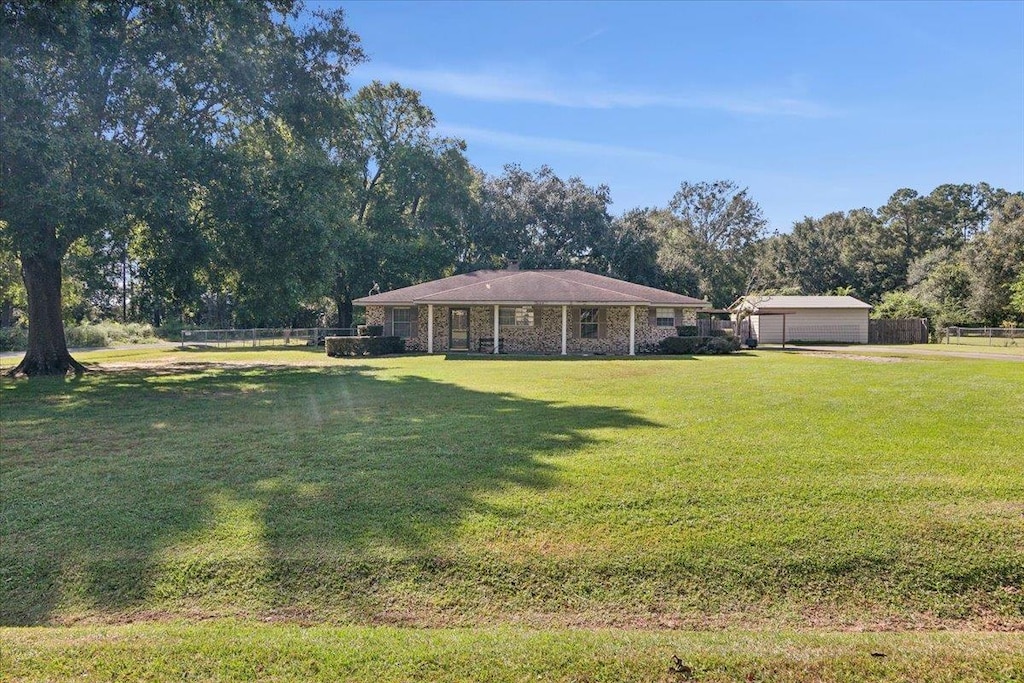 view of yard featuring an outdoor structure