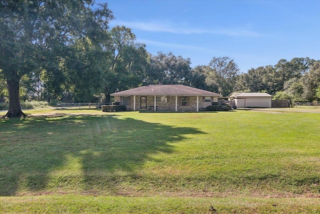 view of yard featuring an outdoor structure