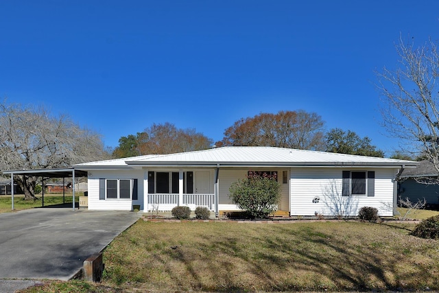 view of front facade with a porch, a carport, and a front yard