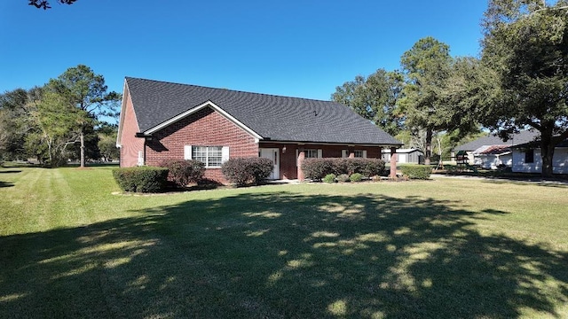 view of front facade featuring a front yard