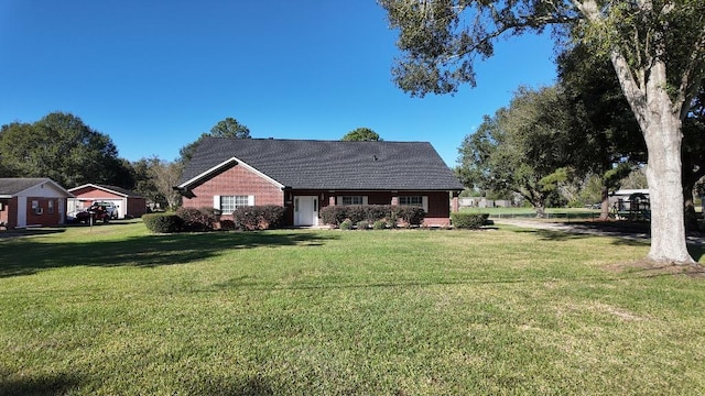 view of front of property featuring a front yard