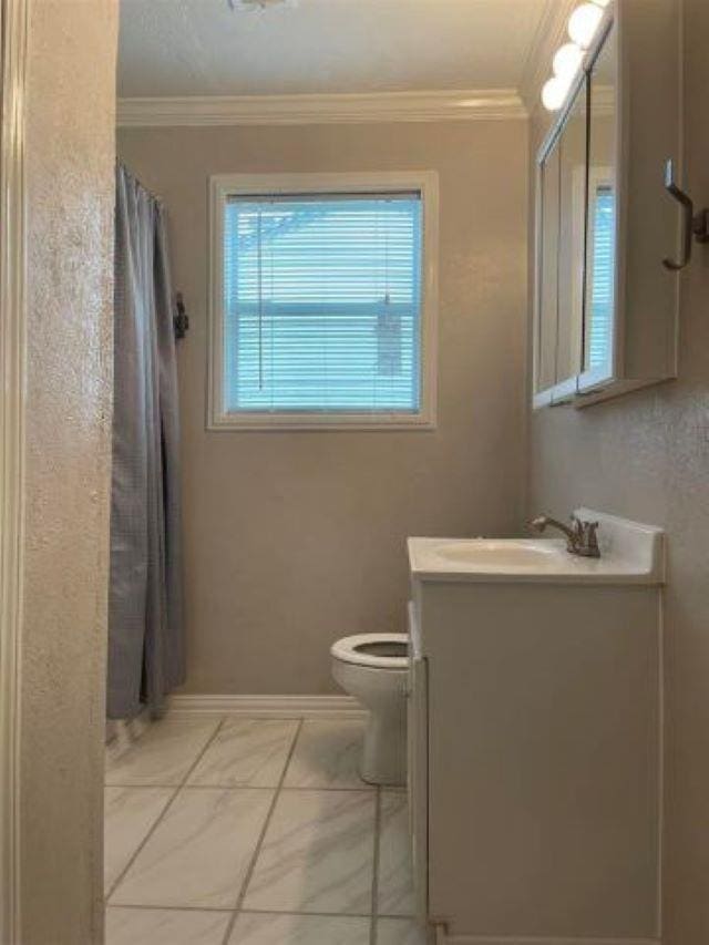 bathroom with a shower with curtain, vanity, toilet, and crown molding