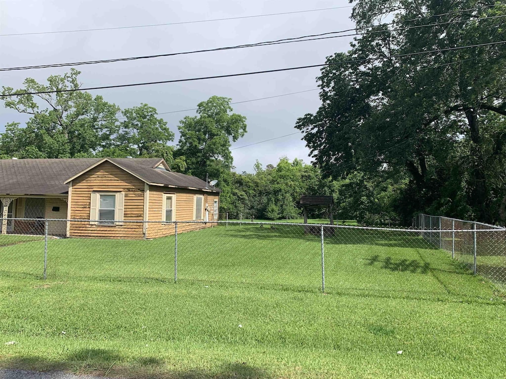 2180 Tyler St, Beaumont, TX 77703 - view of yard