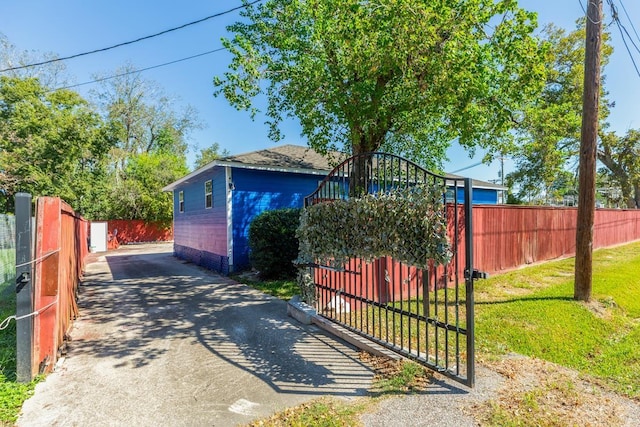 exterior space featuring a front yard