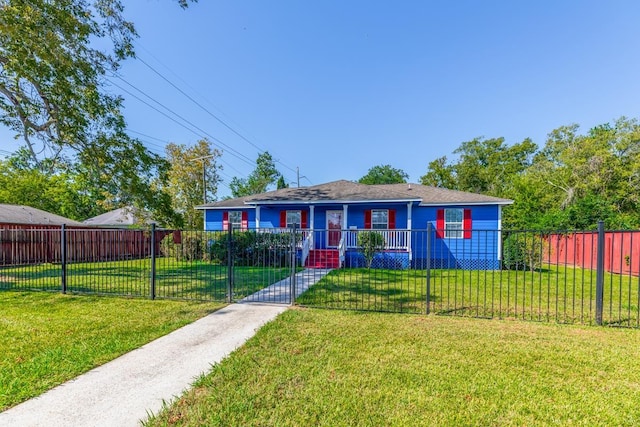 view of front of property featuring a front lawn