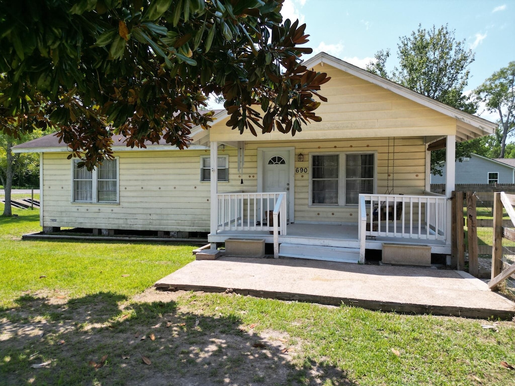 view of front of home with covered porch and a front yard