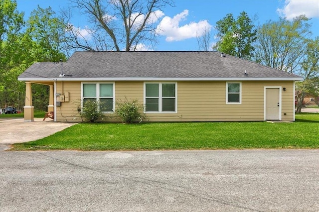 view of front of property featuring a front lawn