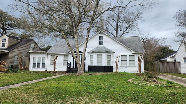 view of front of property featuring a front yard