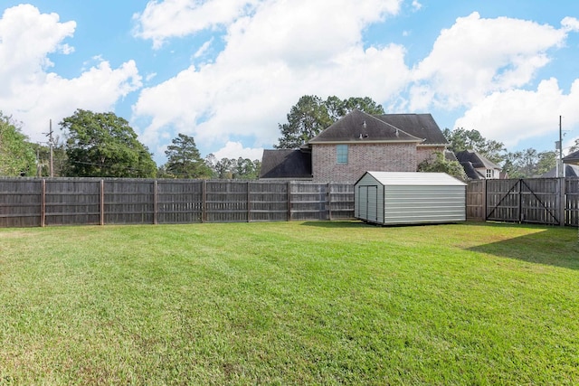 view of yard featuring a storage unit