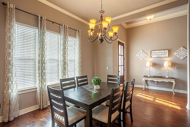 dining space featuring crown molding, plenty of natural light, dark hardwood / wood-style floors, and an inviting chandelier