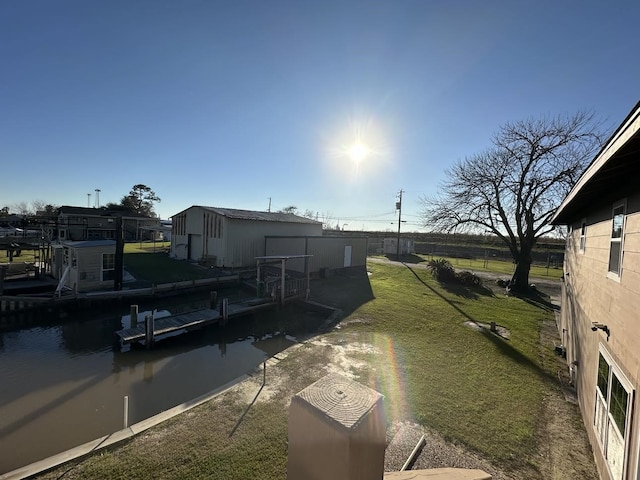 view of yard featuring an outdoor structure