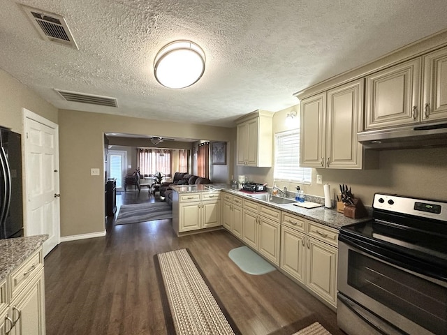 kitchen featuring electric stove, cream cabinetry, visible vents, and under cabinet range hood