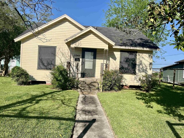 5345 E Parkway Dr, Beaumont, TX 77705 - bungalow-style home with a front lawn