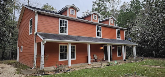 view of front of home featuring a front yard