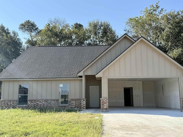 view of front facade with a carport