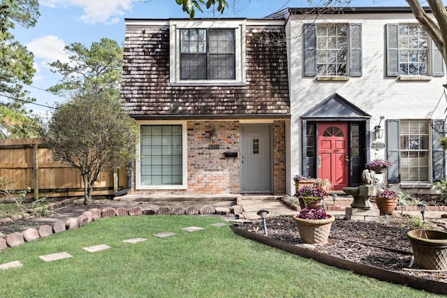 view of front facade featuring a front yard