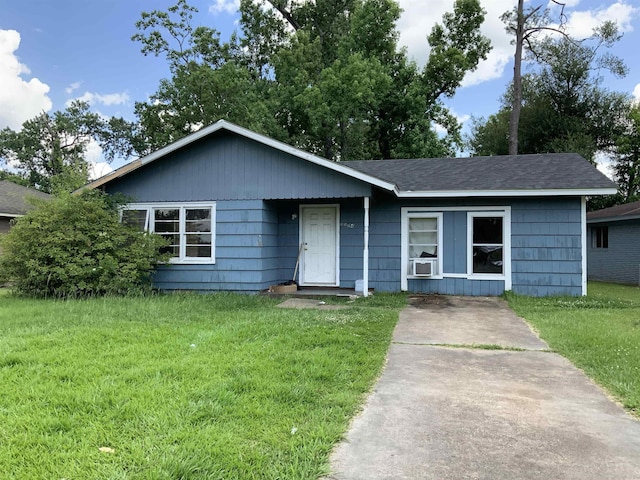 single story home with a front yard