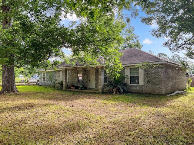 view of front of house featuring a front lawn