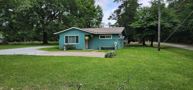 view of front facade with a front yard
