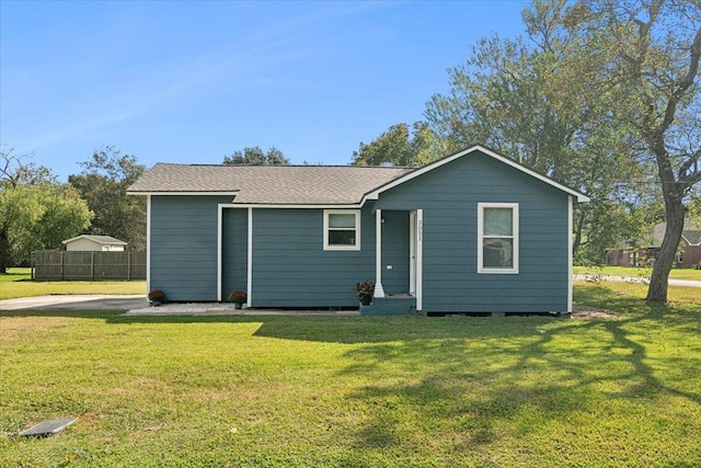 view of front of property featuring a front yard