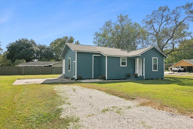 view of front facade featuring a front yard