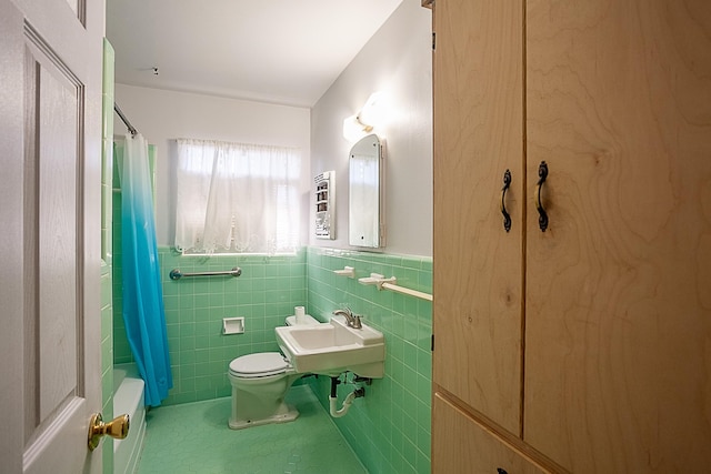 full bathroom with sink, tile walls, tile patterned flooring, toilet, and shower / bath combo with shower curtain