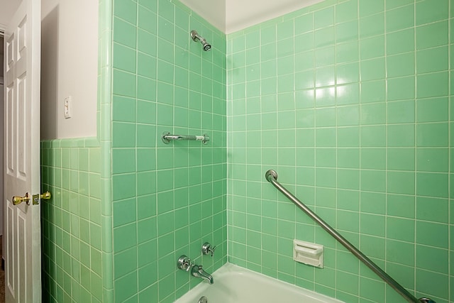 bathroom featuring tiled shower / bath